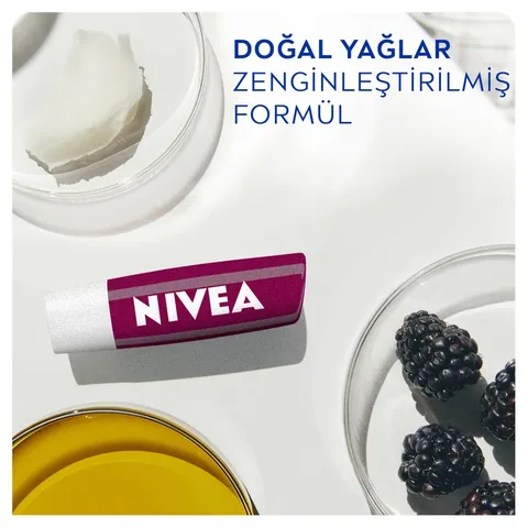 احصلي على شفاه ناعمة ومرطبة بلون التوت الخفيف من Nivea