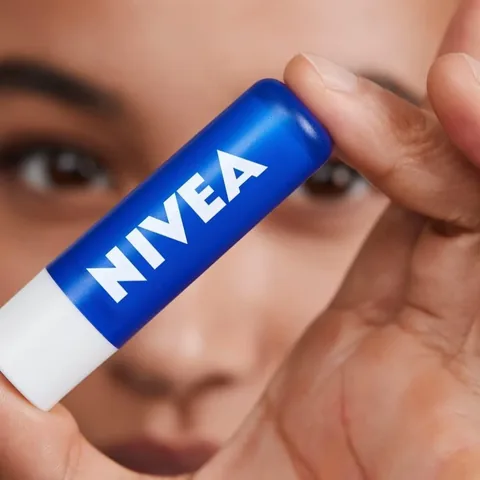 Nivea Essential Care Feuchtigkeitsspendender Lippenbalsam 4,8g