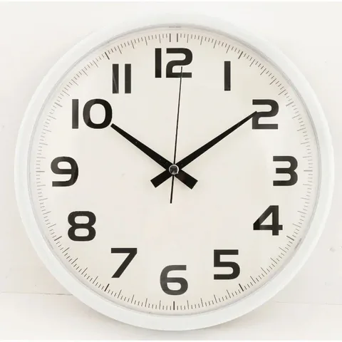 Muyika Neve Wanduhr 30 cm Weiß mit Kunststoffrahmen
