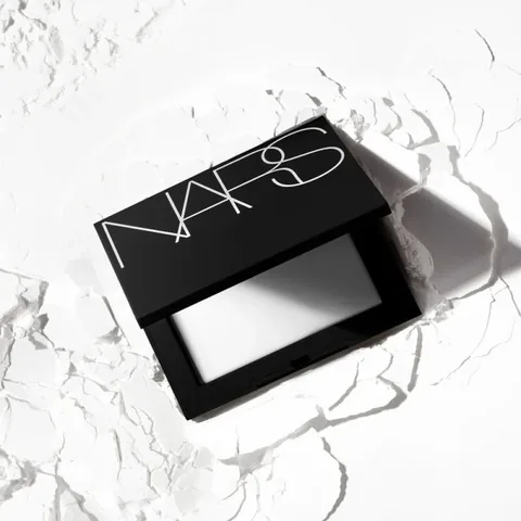 NARS بودرة تثبيت مضغوطة بتغطية شفافة من نارس كريستال