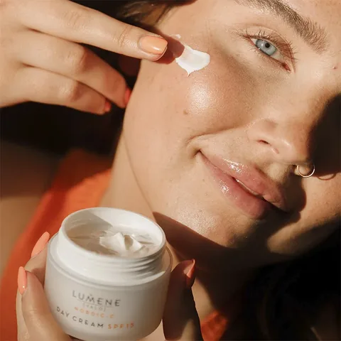 Lumene Nordic-C Vitamin C Tagescreme SPF 15 für Aufhellung