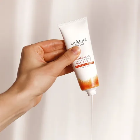 Lumene Nordic-C Aufhellende Feuchtigkeitscreme SPF30 für dunkle Flecken