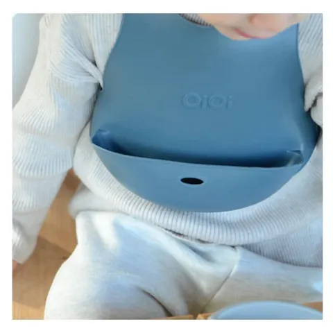OiOi مريلة أويوي للأطفال من عمر 6 أشهر فما فوق بني خشبي