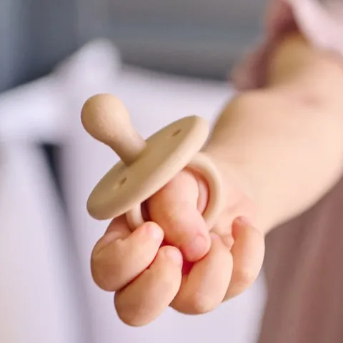 OiOi لهاية سيليكون تقويمية من أويوي للأطفال من عمر 0 ​​أشهر فما فوق، لون أزرق معدني