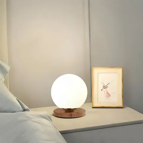 Nuuq Globe Glas Nachtlicht mit Holzsockel