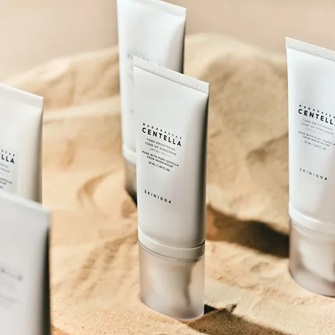 Солнцезащитный крем Skin1004 Мадагаскар Центелла с выравниванием тона SPF 50+ PA++++ 50 мл