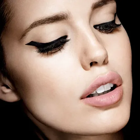 Obtenez un regard intense et mat 24h avec l'Eyeliner Maybell