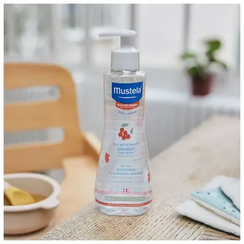 Apaisez et nettoyez la peau sensible de bébé avec Mustela