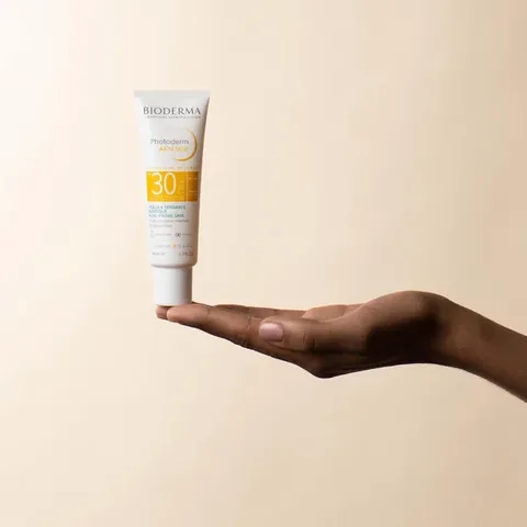 Protégez & Matifiez : Crème Solaire Bioderma Photoderm AKN M