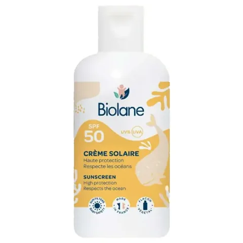 Protégez la peau sensible de bébé avec Biolane SPF50+