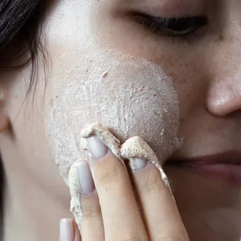 Révélez une peau purifiée et jeune avec la Poudre de Rose Gü