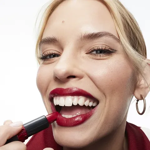 Avon أحمر شفاه أفون ألترا كريمي أحمر 2000